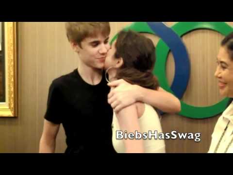 Justin Bieber and Selena Gomez kissing in Indonesia