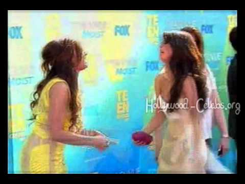 Selena Gomez & Demi Lovato Hug At Teen Choice Awards 2011 Red Carpet